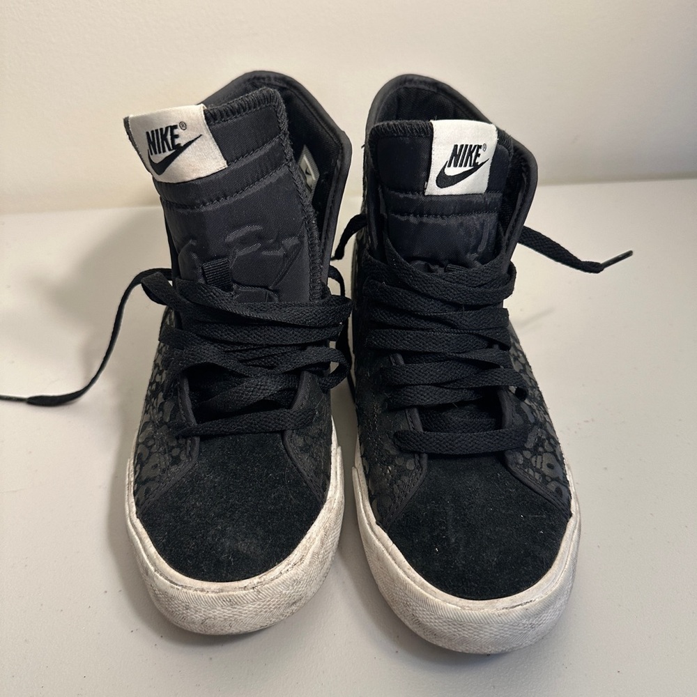 Nike Womens Black Low/Mid-Top Sneakers